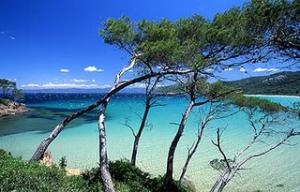 Charter Cote d`Azur: Die Iles Porquerolles vor Hyeres sind eine ruhige, grüne Oase vor der Küste